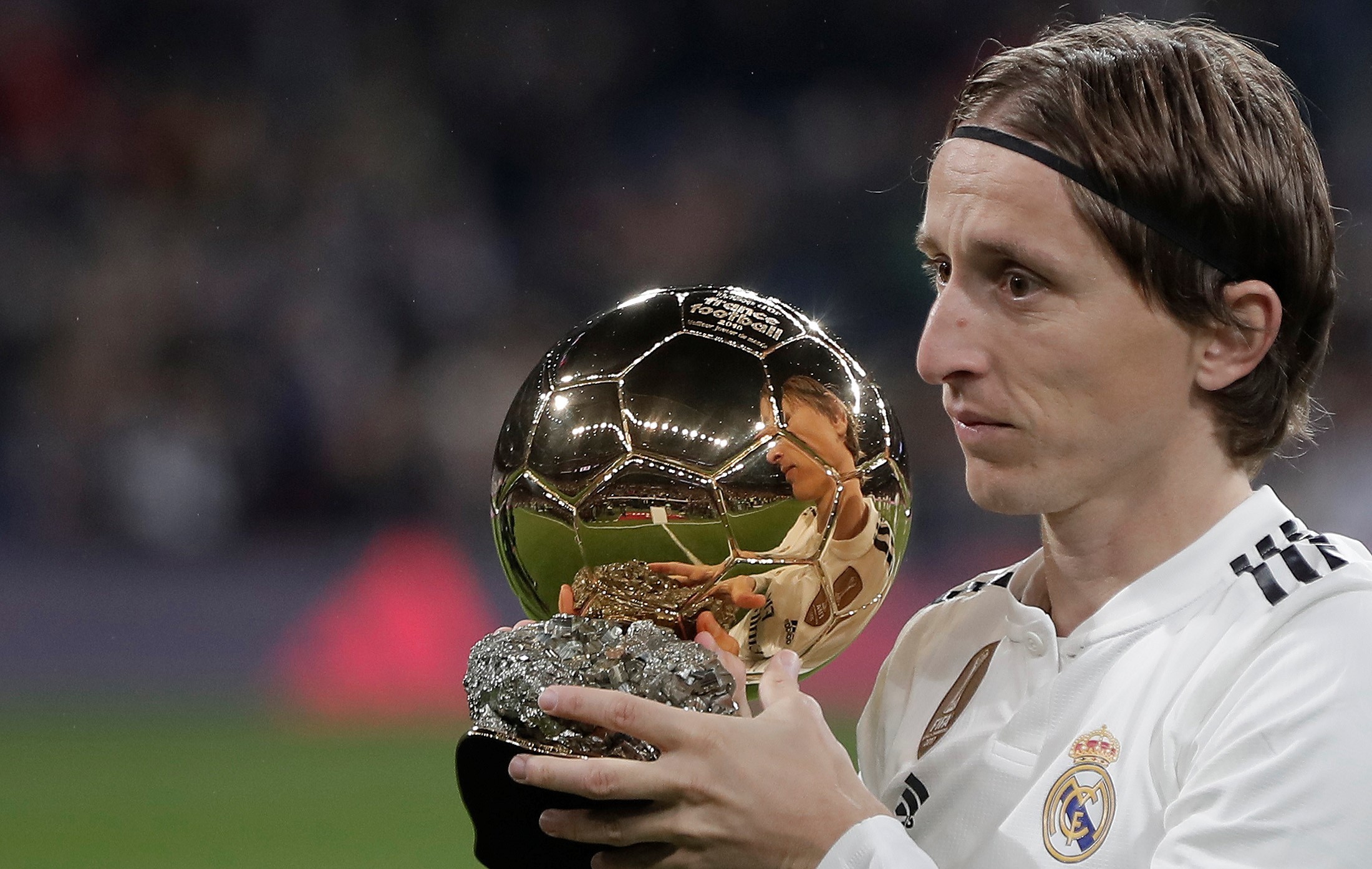 足球世界杯主题周边开售，球迷抢购